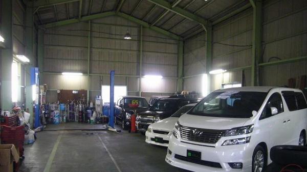 作業工場です。在庫車両も展示中です。