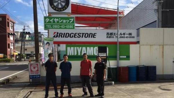 タイヤ作業員3名、出張作業２名います。