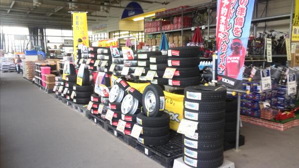 タイヤ売り場