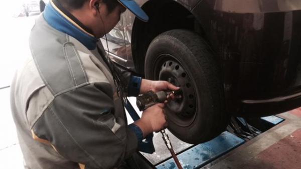 熟練のスタッフが丁寧な作業を行います。