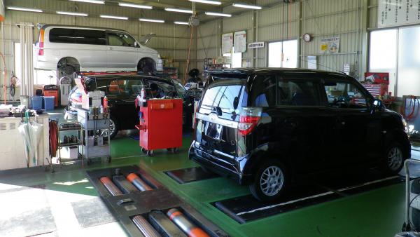 「車検の速太郎」アルパーク前店　工場写真