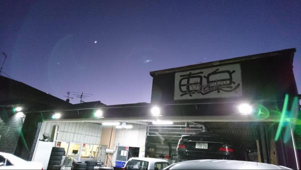 黒の建物が目印です
