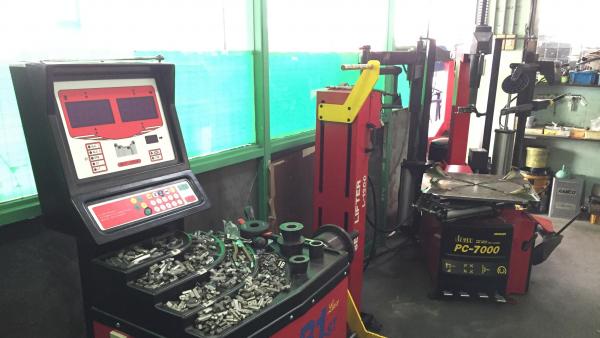乗用車タイヤ作業場