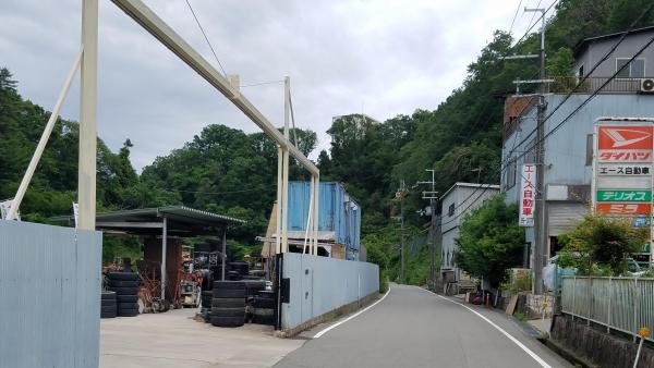 新名神川西インターすぐそばです。