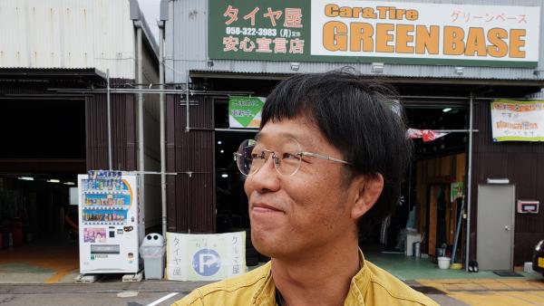 タイヤ屋歴20年　丁寧に作業しています。