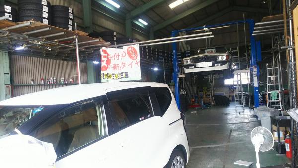 在庫置き場　兼　車両整備場