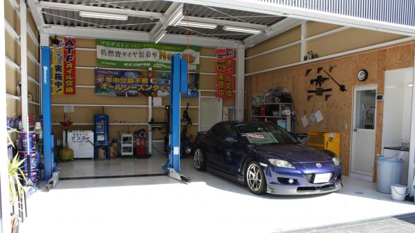 お客様が愛車を確認しやすいピット