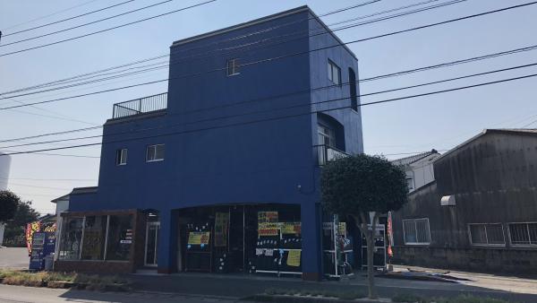 青い建物が目印です。