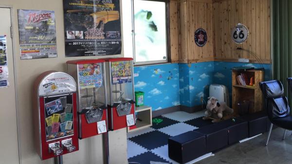 大型ソファーのある待合室を完備