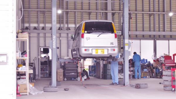 リフトアップにてお車の整備中！