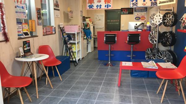 店内でお待ち頂けます。喫煙スペース店外で