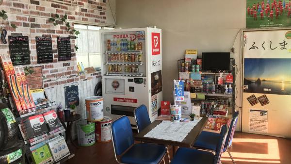 明るい店内。LINE PAY使えます。