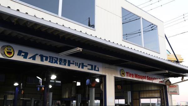 黄色いキャデラックが刺さってるお店です。