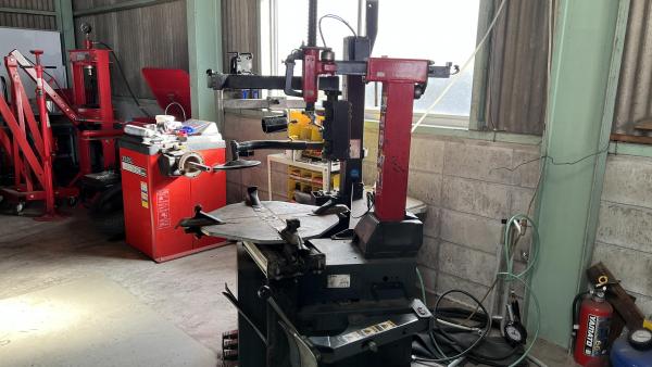 弊社のタイヤチェンジャーとバランサーです