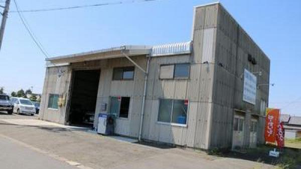 通り沿いに店舗が御座います