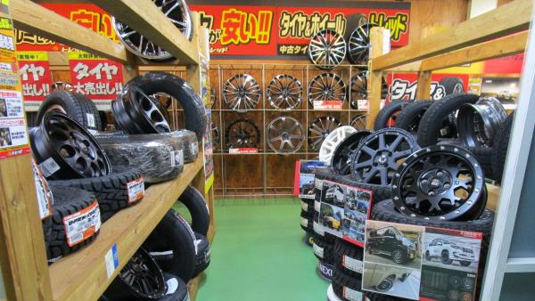 店舗内には新品タイヤ・ホイール展示中