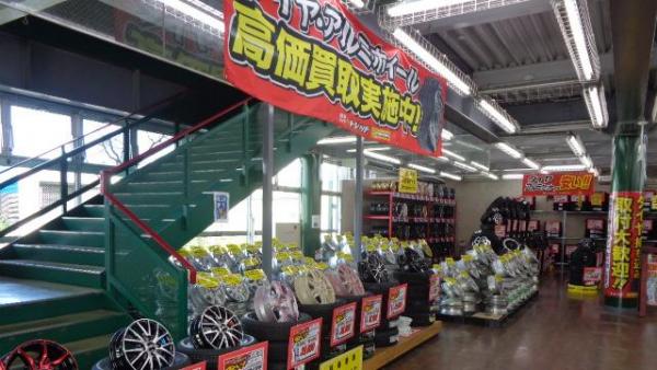 トレッド山梨甲府店店内