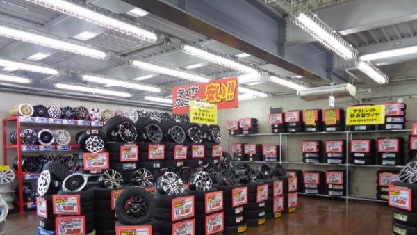 トレッド山梨甲府店店内