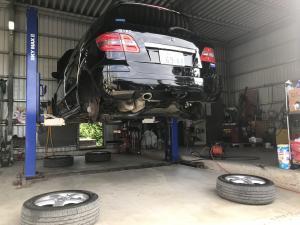 ★☆　車体を上げての作業中です！　☆★