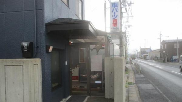 玄関前、看板