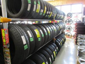 新品以外に中古タイヤも多数在庫ございます
