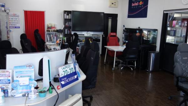 各種レカロシートの試座が可能な店内です