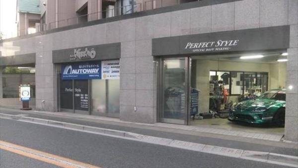 緑の屋根のマンションの1階になります