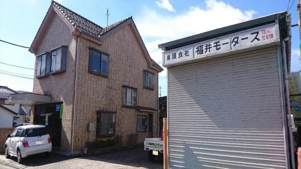 レンガ調の事務所が目印！