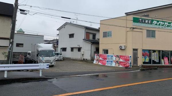 店舗横駐車場