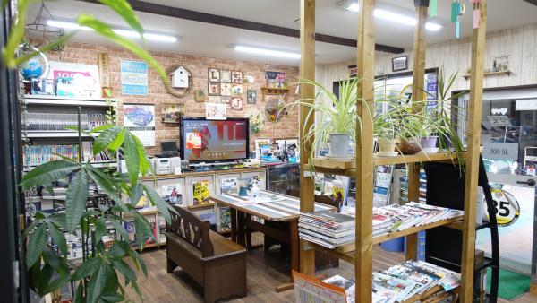 カフェのような明るい店内です♪