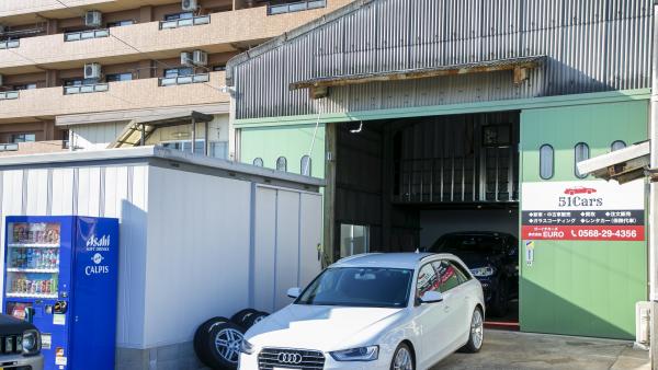 青い自動販売機が目印です。