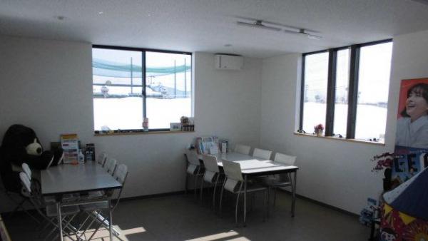 ２階の商談スペースとキッズコーナー