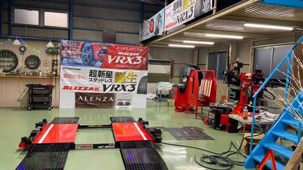 最新鋭のタイヤ交換設備が充実!!