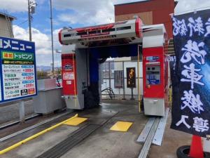 最新鋭のドライブスルー洗車機