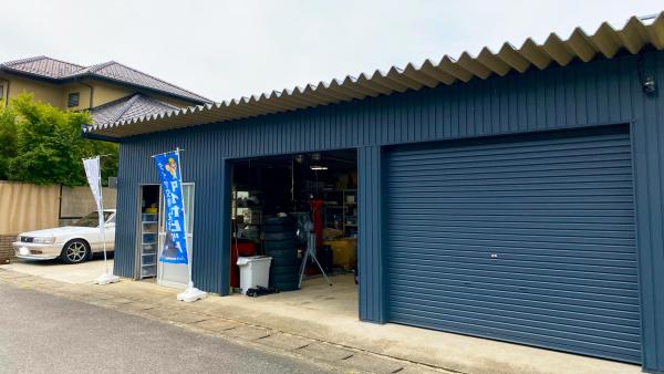 紺色の建物です。お車は隣の駐車場の「真ん中」に停めてください♪