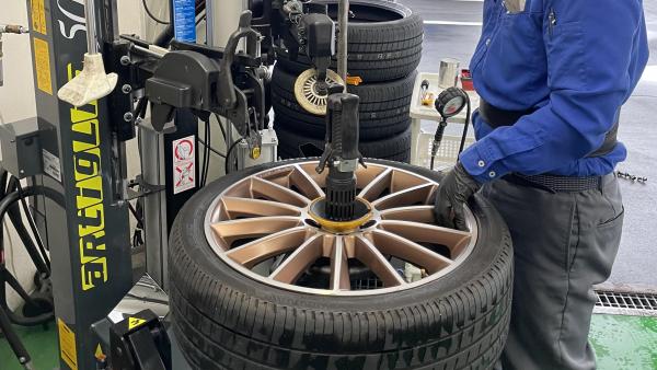 噂のセンターロック式なので、28インチまで対応。