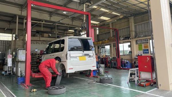 2駐リフトが2機、移動式リフトが1機、ドライブオンリフト1機を完備。