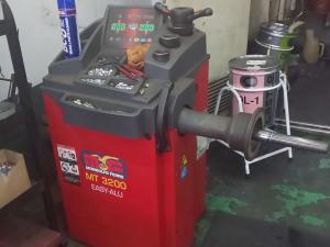 ★☆タイヤ交換後のバランスをとる機械です☆★