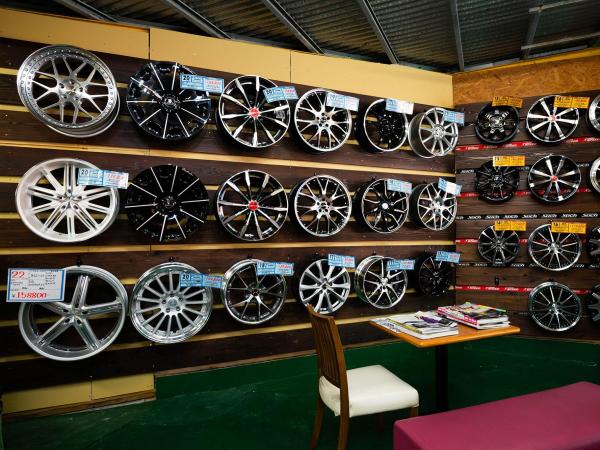 車のパーツ タイヤ、ホイール 沖様用 ホイール ホイールガレージ 沖縄市本店【沖縄県沖縄市