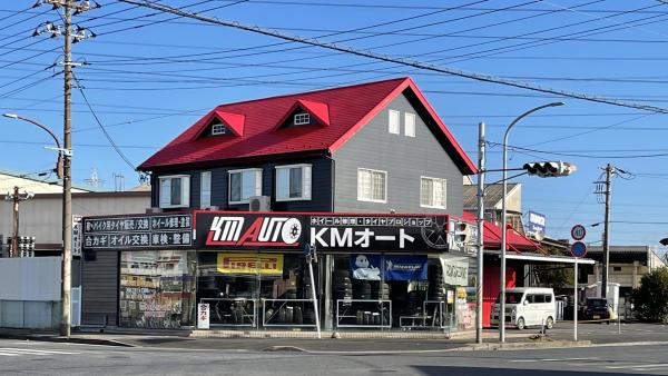 赤い屋根が目印です
