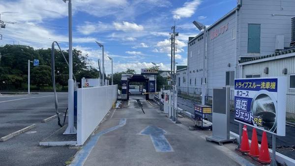 ドライブスルー洗車機