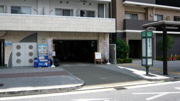 バス停前、マンション１階のお店です♪