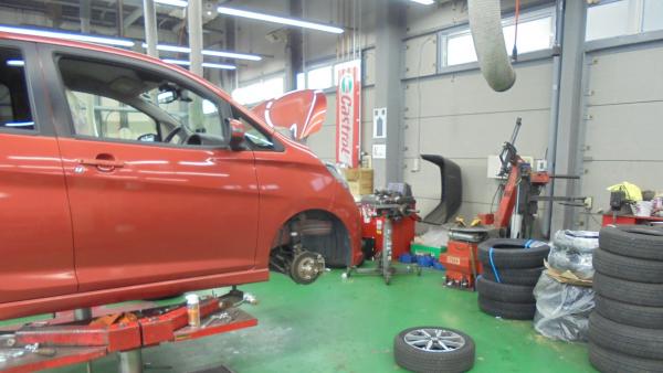 リフトが6機あり広々した工場