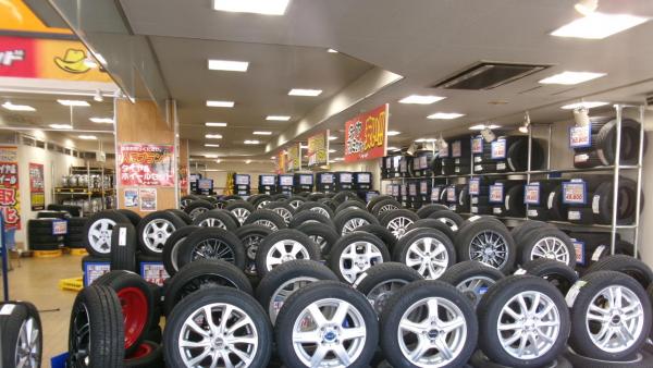 店内に多数の新品・中古商品を展示中です！