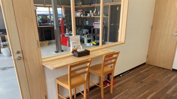 店内からは作業風景をご覧になる事ができます
