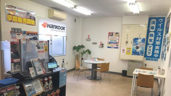 テレビ、エアコン完備！窓から作業風景を見れます。