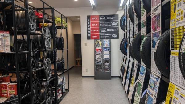 タイヤとホイールは様々なメーカーを取り扱っています！(日本、ヨーロッパ、アメリカの有名メーカーはもちろん、その他多数の海外メーカーも取り扱い有り)