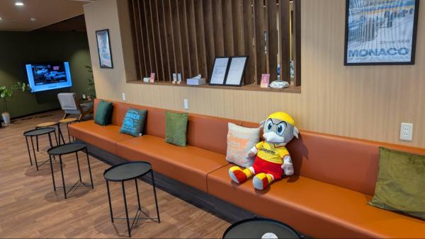 【店内は待合室と商談スペースに特化】ゆったり過ごせます！じっくり話せます！スッキリ綺麗！【商品在庫は倉庫で管理】新しい品を取付します！品質には自信あり！