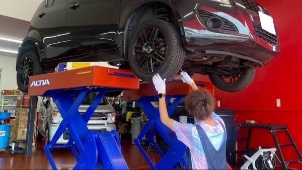 【安全性】間口の広い作業場は視認性が高く車両移動しやすいです！【透明性】ガラス越しに作業を自由に見れます！【駐車場】４台分の区画は１台あたりが広いです！