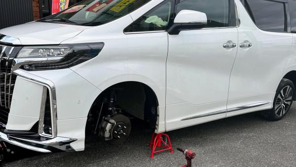 店舗前で交換作業